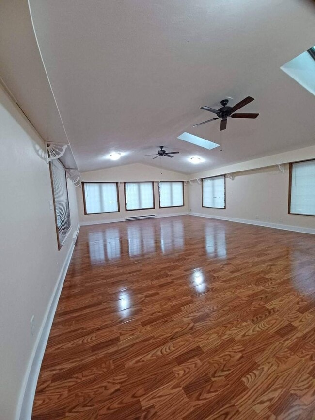 Building Photo - Very Large 3 Bedroom House with multiple B...