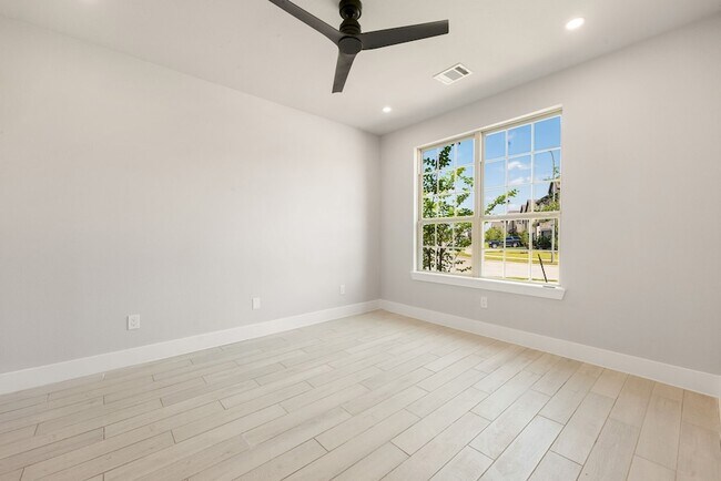 Foto del edificio - 1221 Woodflower Dr