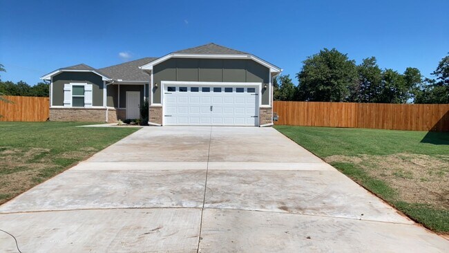 Photo - 3 Bedroom 2 Bathroom 2 Car Garage Home in ...