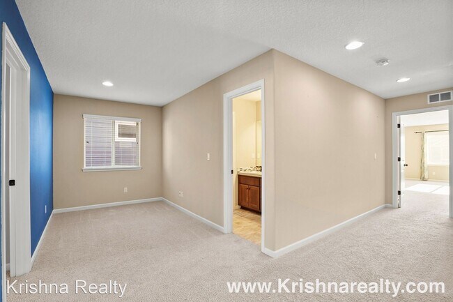 Building Photo - 3 br, 2.5 bath House - 4049 SE Oakhurst St.