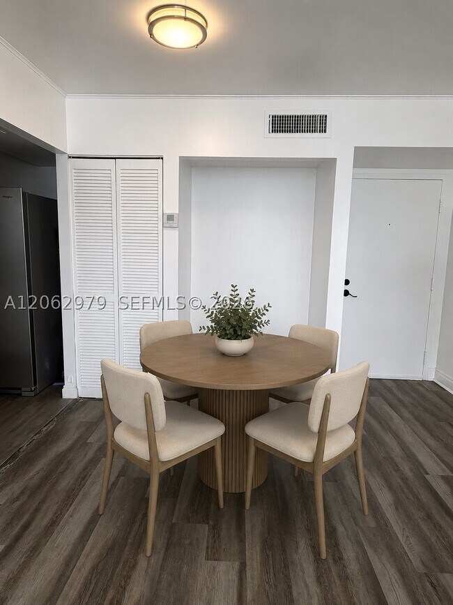 Foto del edificio - 8261 NW 8th St