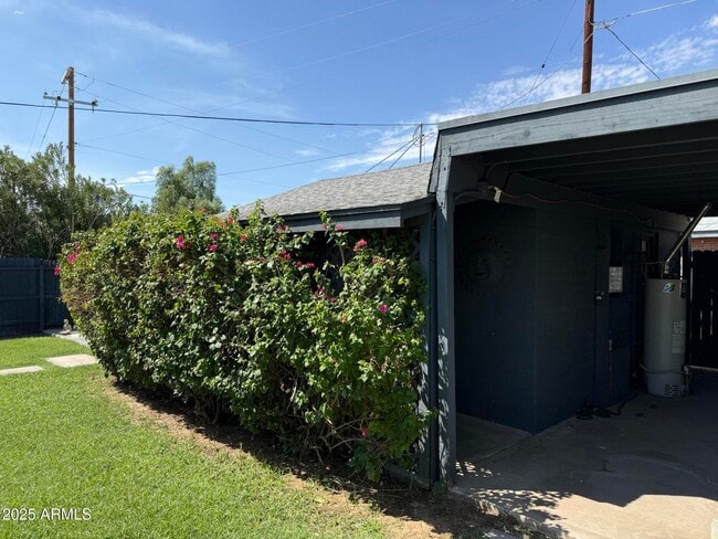 Building Photo - 1328 E Clarendon Ave