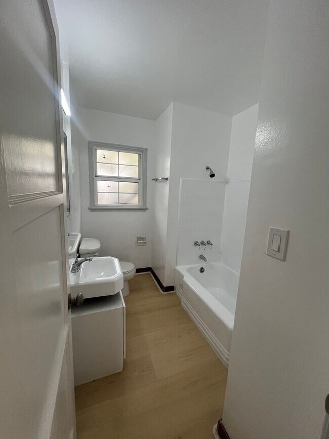 Foto del edificio - 2115-2117 S Garfield Ave