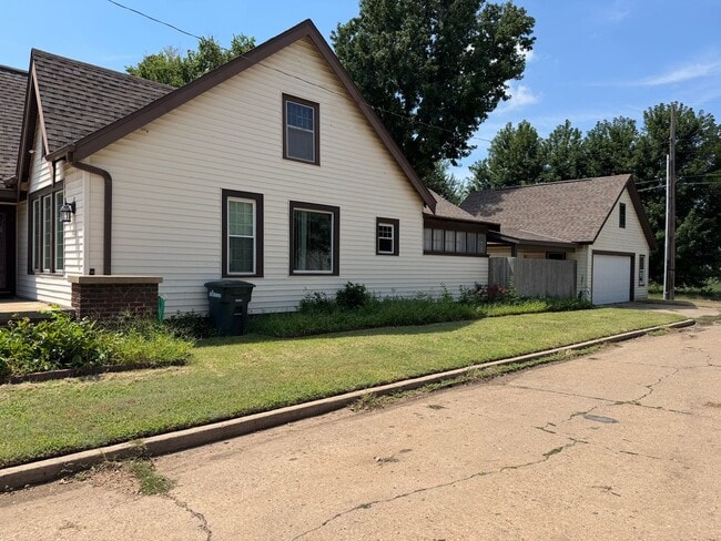 Building Photo - 502 S Garfield St