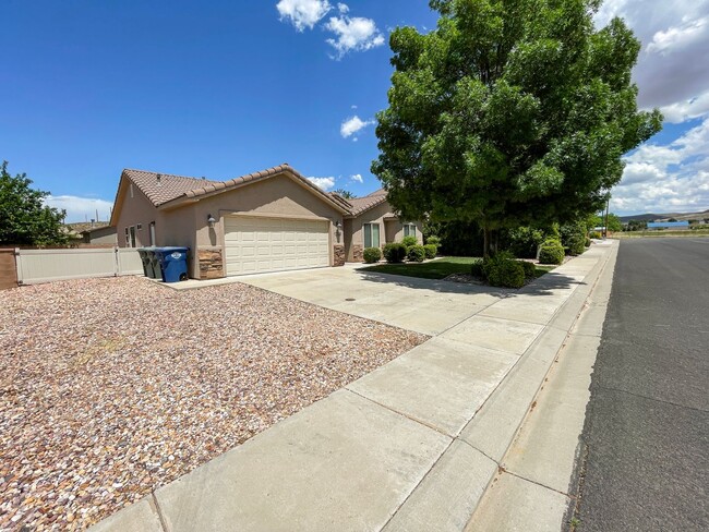 Building Photo - Beautiful 3-bed 2-bath Rental Home in Hurr...