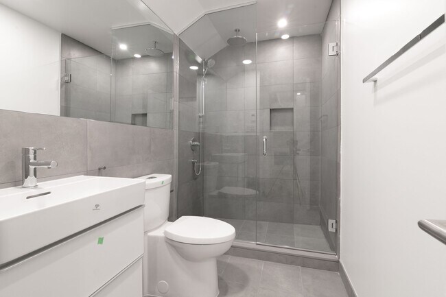 Building Photo - 5530 Cote-St-Luc Road