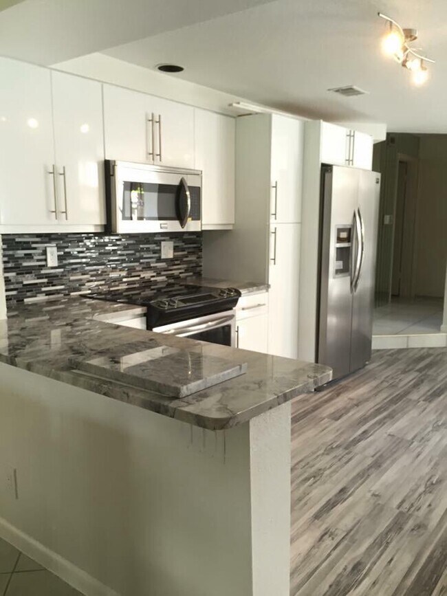 Building Photo - 7770 La Mirada Dr