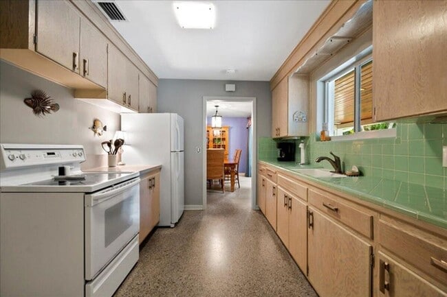 Photo - 440 Jupiter Ln House