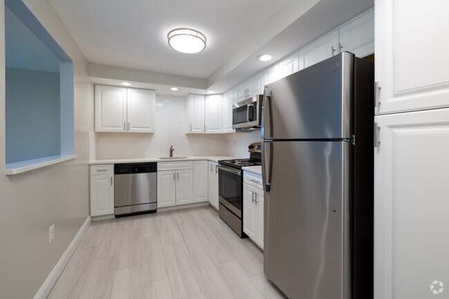 1BR, 1BA - 986SF - Stonehill Towers