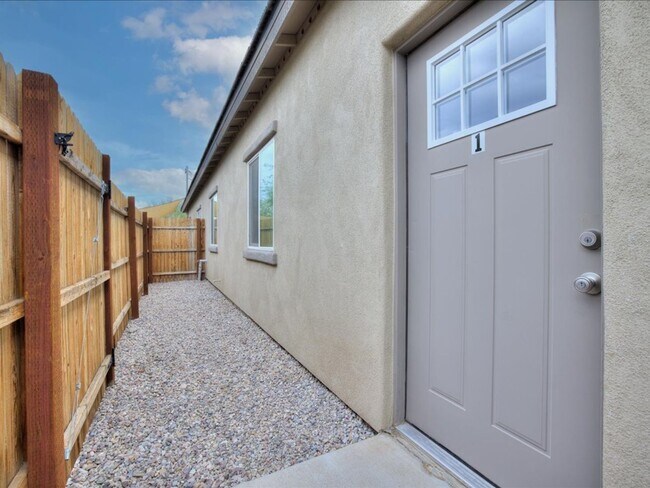 Building Photo - Modern 3 Bedroom 2 Bathroom home with open...