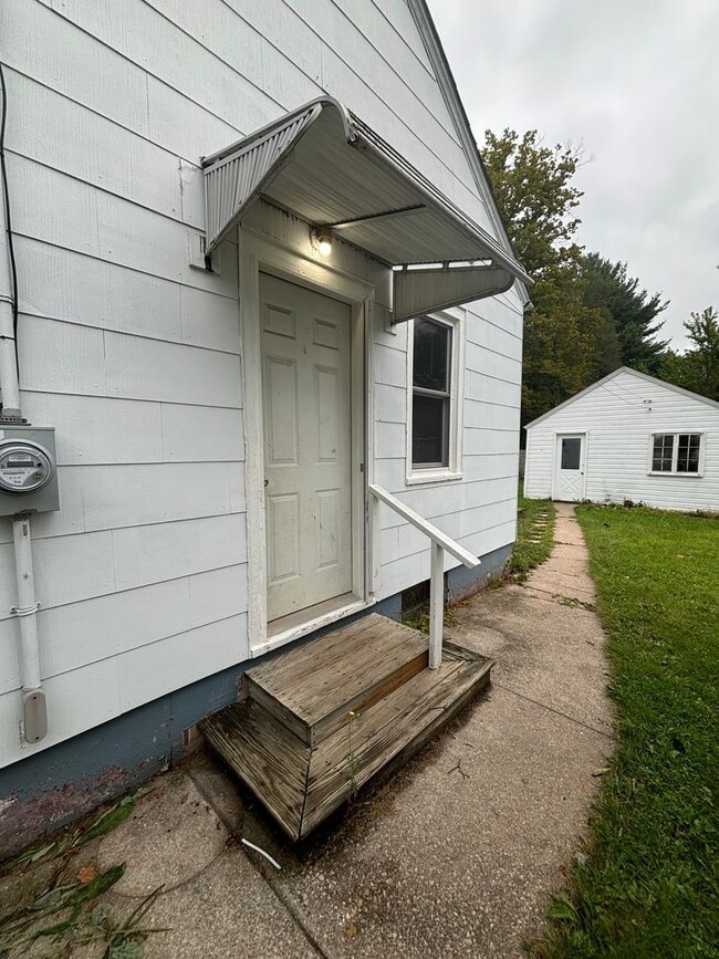 Building Photo - Charming 2 Bedroom 1 Bath Single Family Home-Available Now!