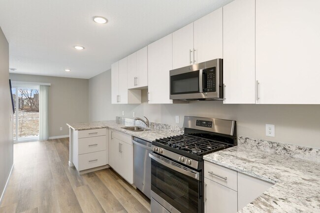 Foto del edificio - Like New, for RENT 3bd 3ba 2 car attached garage END UNIT available June 01