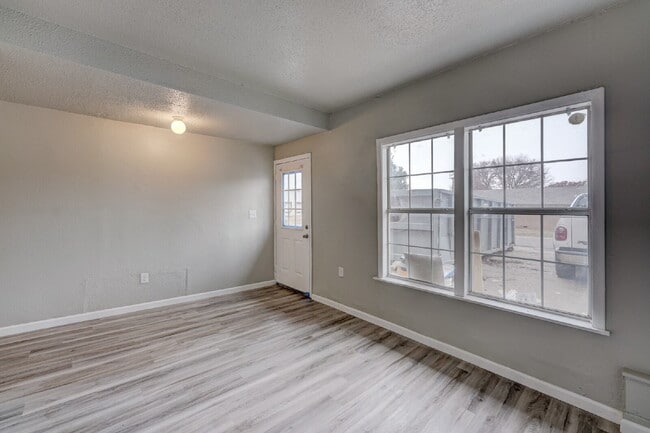 Building Photo - 1 Bedroom/1 Bathroom Available Now!