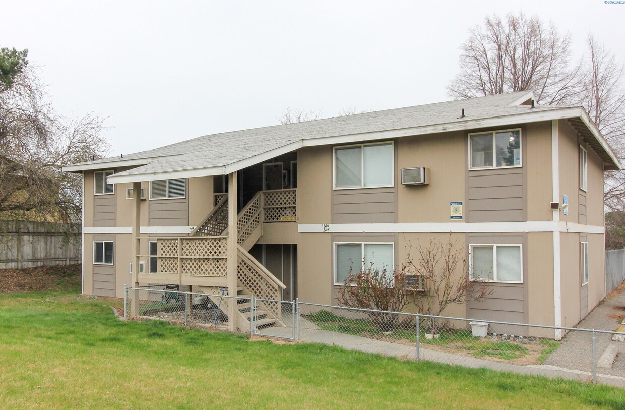 Primary Photo - 2 Bed/ 1 bath Upstairs Unit in Kennewick 4...