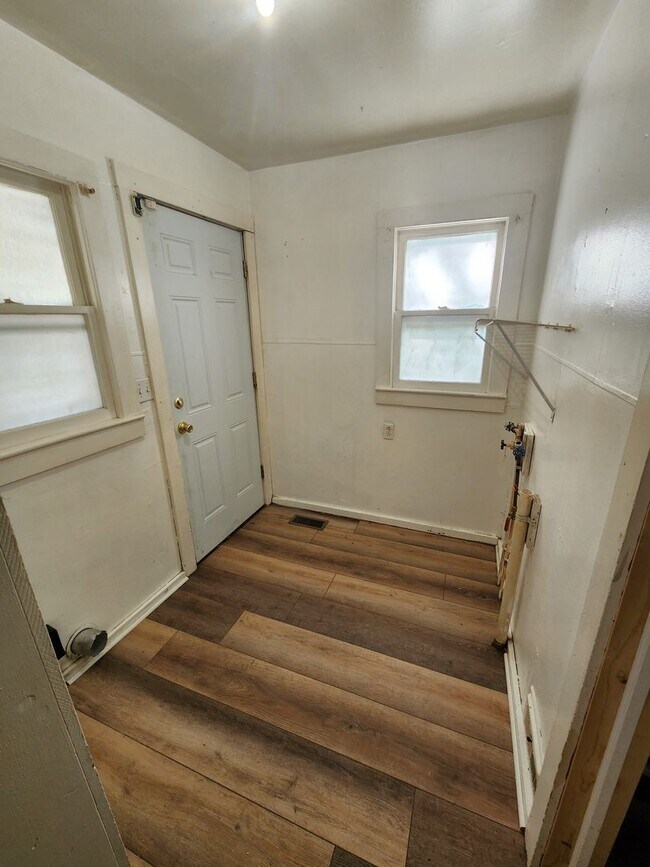 Foto del edificio - Nice home with oversized 2car gar with work bench and large shaded yard. Country-like setting