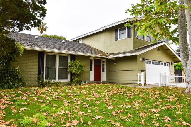 Building Photo - Large Home in North Orange