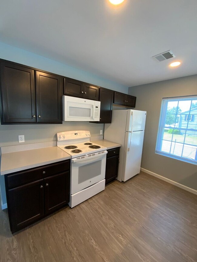 Building Photo - 200 Larkspur Ln