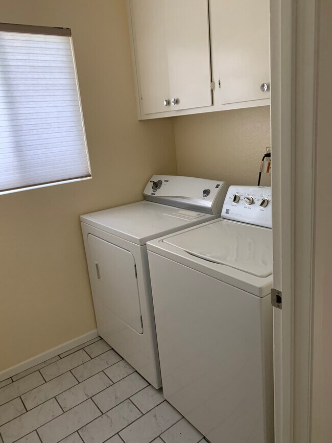 Washer/Dryer - 10916 Landale St