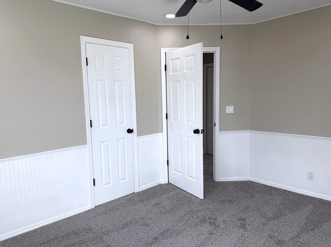 Building Photo - 1220 Garden Dr