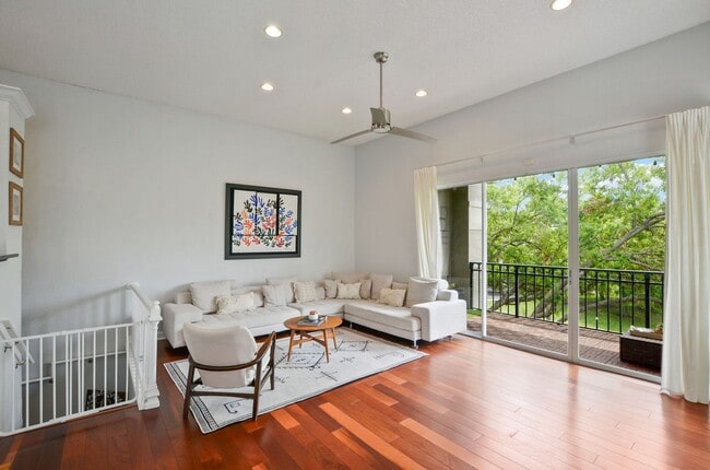 Building Photo - Gorgeous End Unit with pond fountain view -  1 Bed, 1 Bath plus Office/Den Nook on Harbour Island...