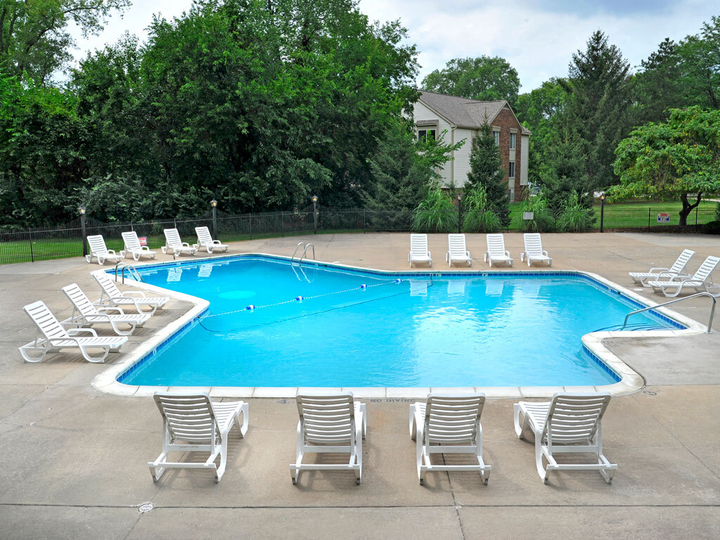 Piscina y terraza - Fox Pointe Apartments