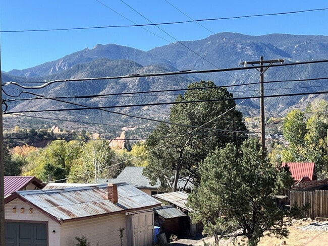 Building Photo - Charming West Side Upper-Level Duplex for ...