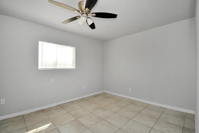 Foto del edificio - 8127 Colonial Ln