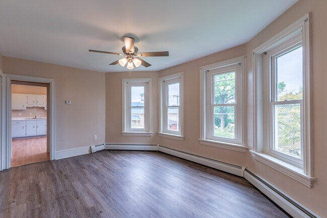 La sala de estar está ubicada entre el dormitorio 1 y la cocina. - 506 Washington St