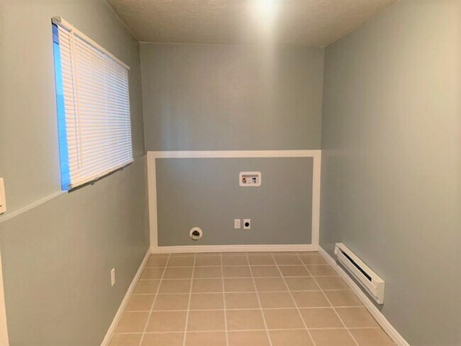 Foto del edificio - 1 bedroom 1 bath duplex in downtown Elko