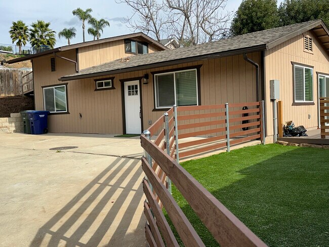 Foto del edificio - 8474 Golden Ridge Rd