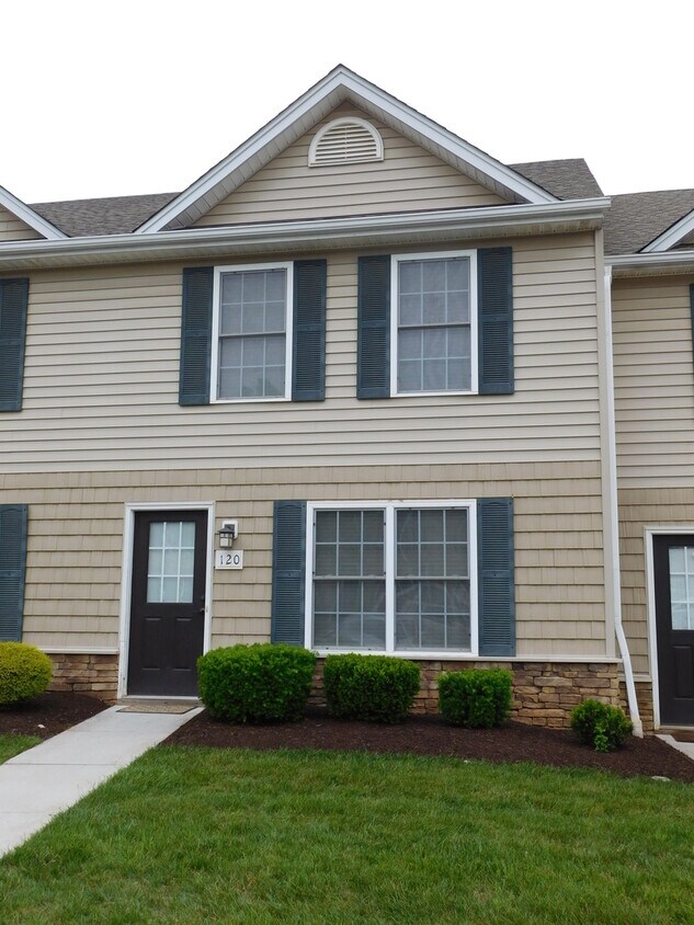 Foto principal - Two Bedroom Townhouse in Tavern Grove!