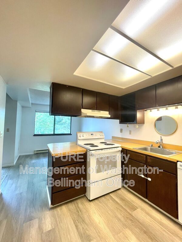Building Photo - 1215 N 9th St