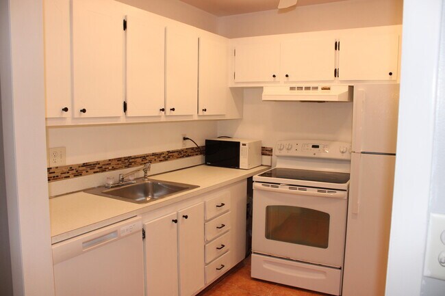 Building Photo - 700 Village Green Ct