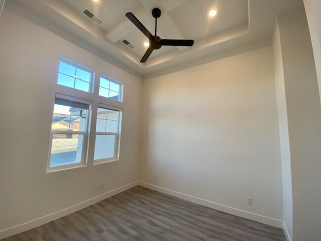 Foto del edificio - SPACIOUS HOME FOR RENT!