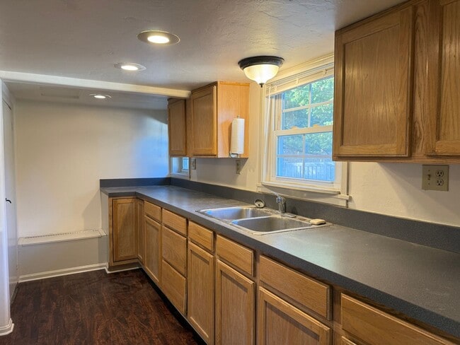 Building Photo - Charming 1 Bedroom Cottage with Bonus Room...