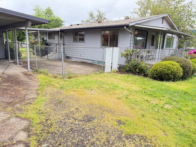 Foto del edificio - Huge 4 bedroom 2 bath house!