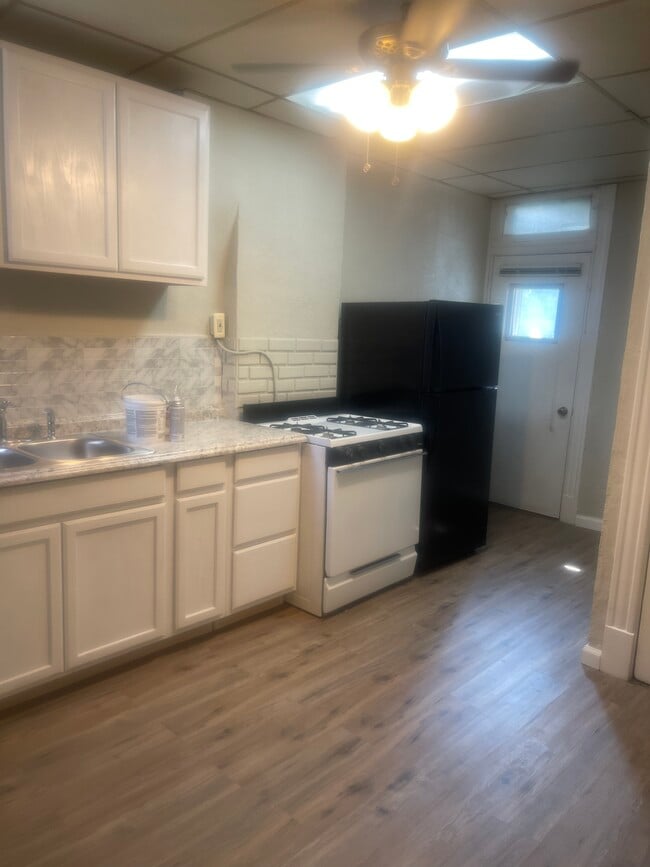 kitchen - 4650 Pope Ave