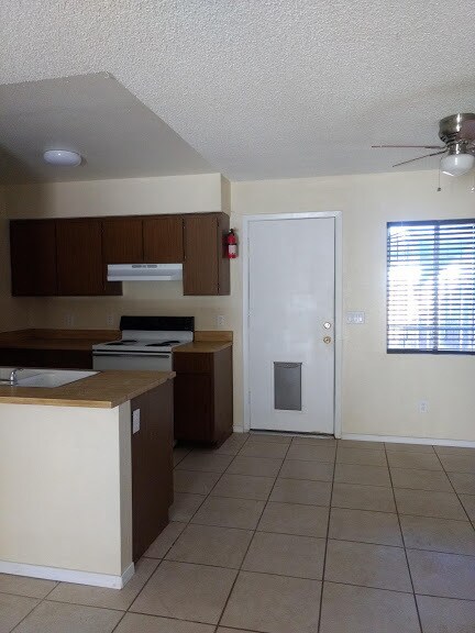 Building Photo - 2140 W Vista Ave #2