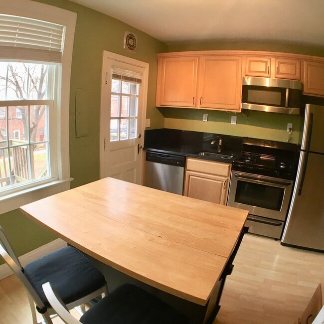 Building Photo - Updated 1BR/1BA 2-level TH in great location