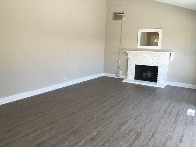 Foto del edificio - Cozy Updated 3 bedroom With Side Access