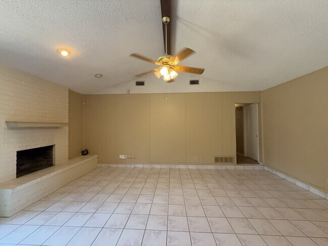 Foto del edificio - 5604 Ember Dr