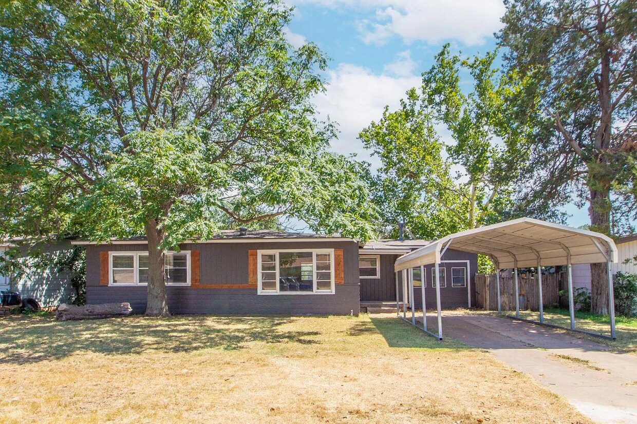 Foto principal - Updated 3 Bedroom Home for Rent in Central...