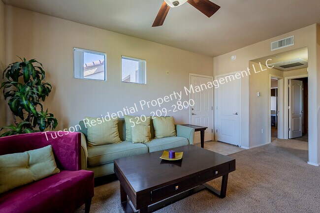Foto del edificio - 2550 E River Rd