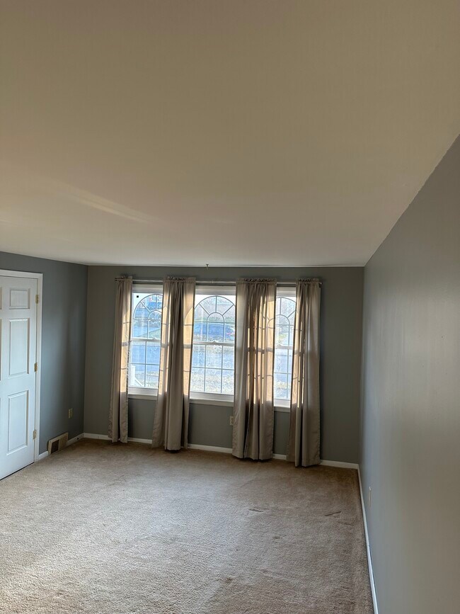 Living room, second entrance to apartment shown - 117 Klinger Ave