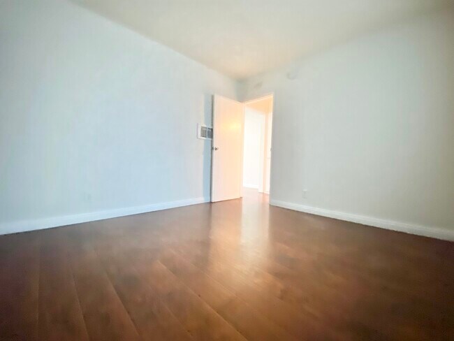 Foto del edificio - 16215 Vanowen St