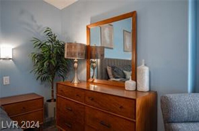 Foto del edificio - Gorgeous 3 Bedroom Remodeled Near Summerlin