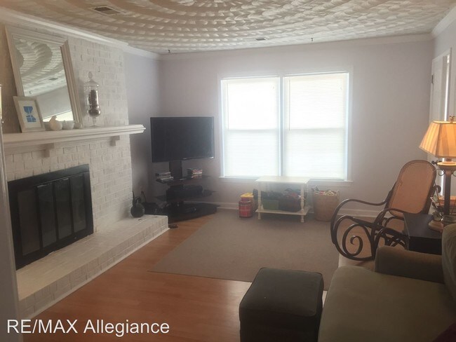 Building Photo - 3 br, 1.5 bath House - 4972 CENTURY DRIVE