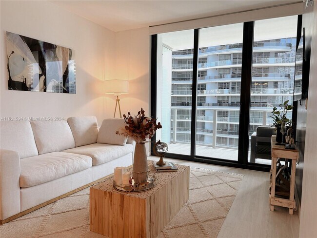 Building Photo - 1010 Brickell Ave