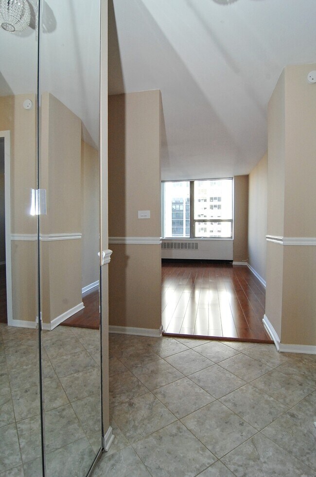 Foto del edificio - 1460 N Sandburg Terrace