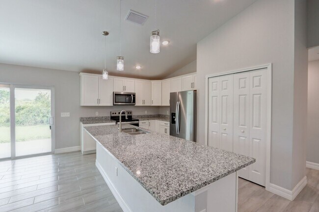 Foto del edificio - MUST SEE-CUSTOM BUILT-LARGE NEWER CONSTRUT...